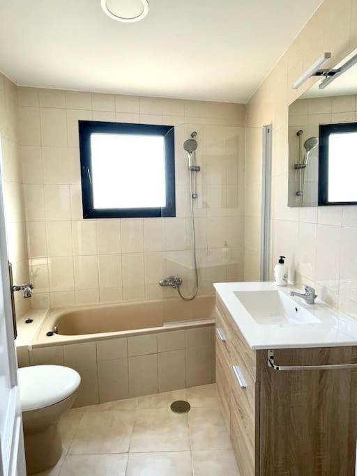 Beautiful & Sunny Apartment مالقة المظهر الخارجي الصورة