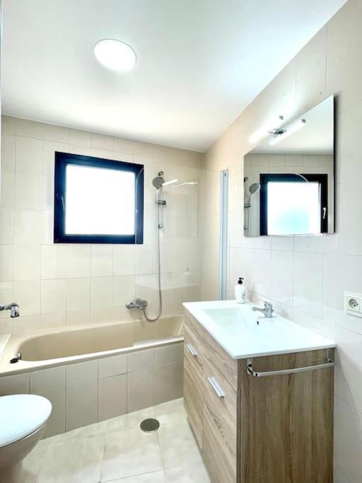 Beautiful & Sunny Apartment مالقة المظهر الخارجي الصورة